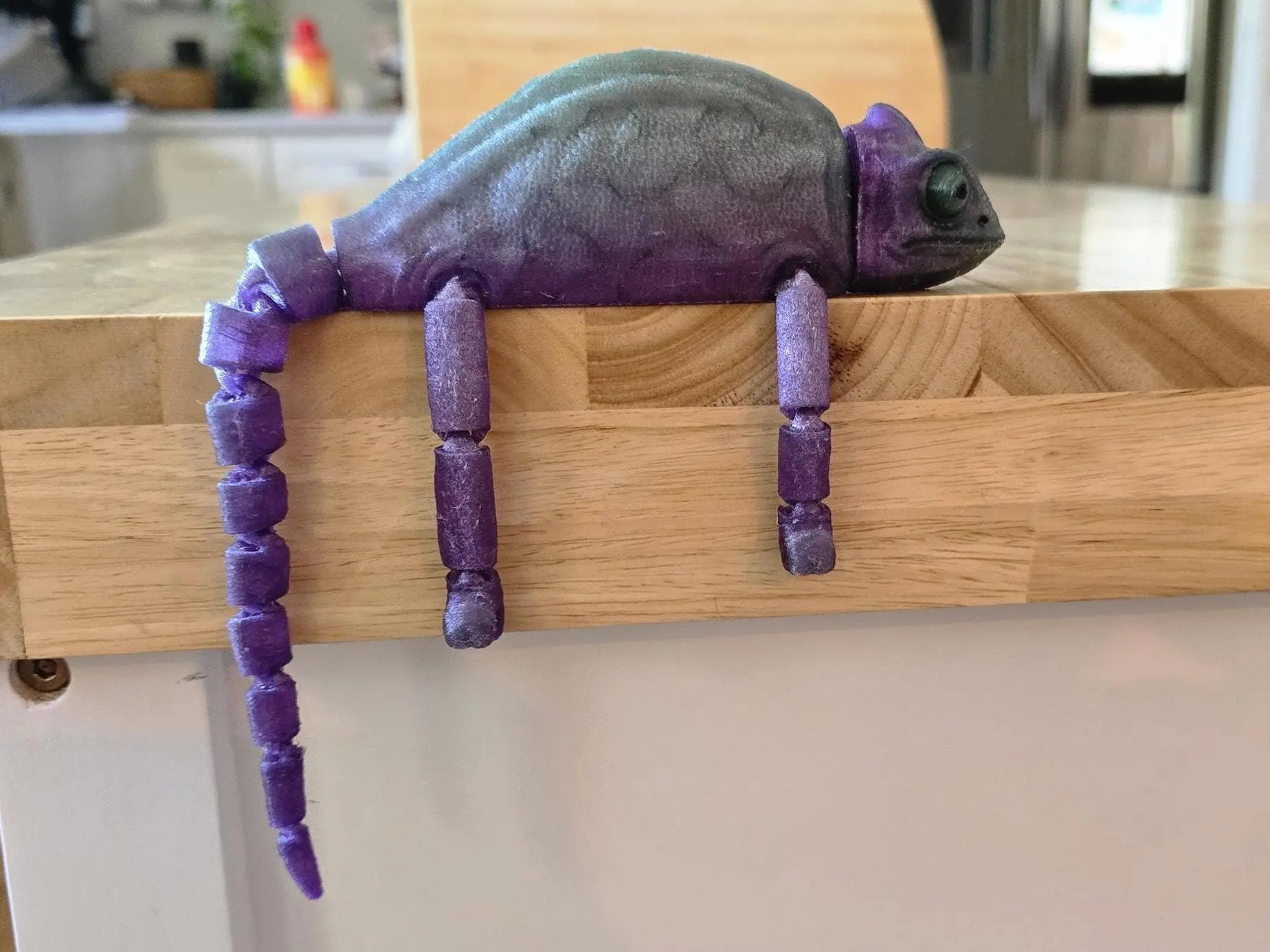 bendable stretchable articulated chameleon