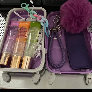 Mini suitcase with lipgloss. Comes with a keychain, lipgloss holder and pompom