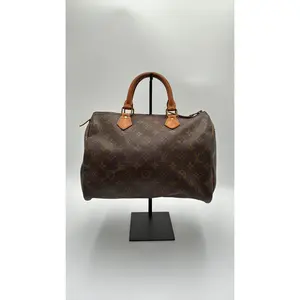 Pre-owned Louis Vuitton Leather Luxury Bags & Accessories Monogram Speedy 30 Hand Bag Date Code: 831SA. Entrupy ID: VW233DJ.
