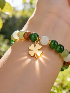 A vintage-style four-leaf clover single-strand beaded bracelet, suitable for daily wear, vacations, dates, and other occasions, and also a delightful and exquisite little gift.