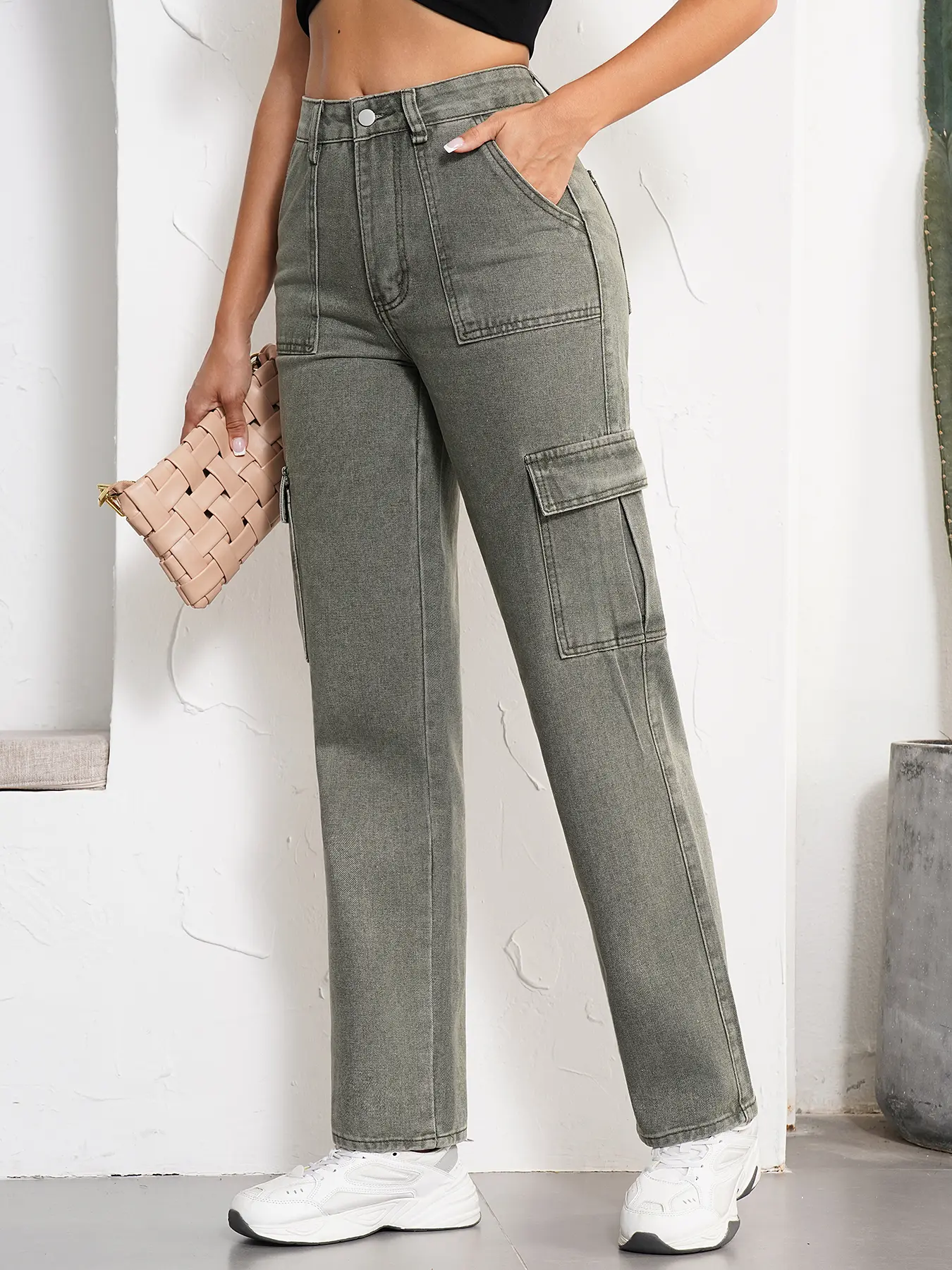 Women's Green Cargo Pants with Multiple Pockets and Wide Leg Design for Comfortable Everyday Wear