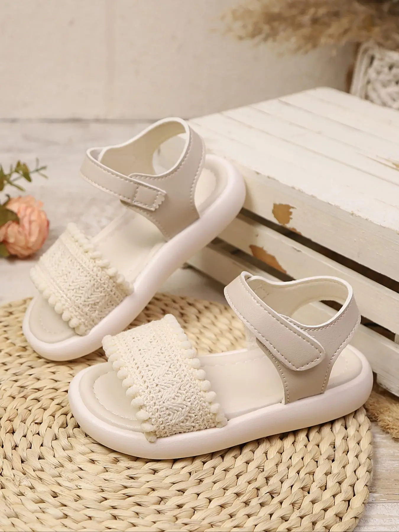 Girl's Solid Color Velcro Design Strap Sandals, Casual Comfortable Children Flat Summer Thick Soled Sandals for Beach Outdoor, Fashionable White Strap