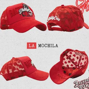 La mochila  (gorra y llavero)