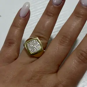 Solid Ring with Sparkling Sirconias for Everyday Wear