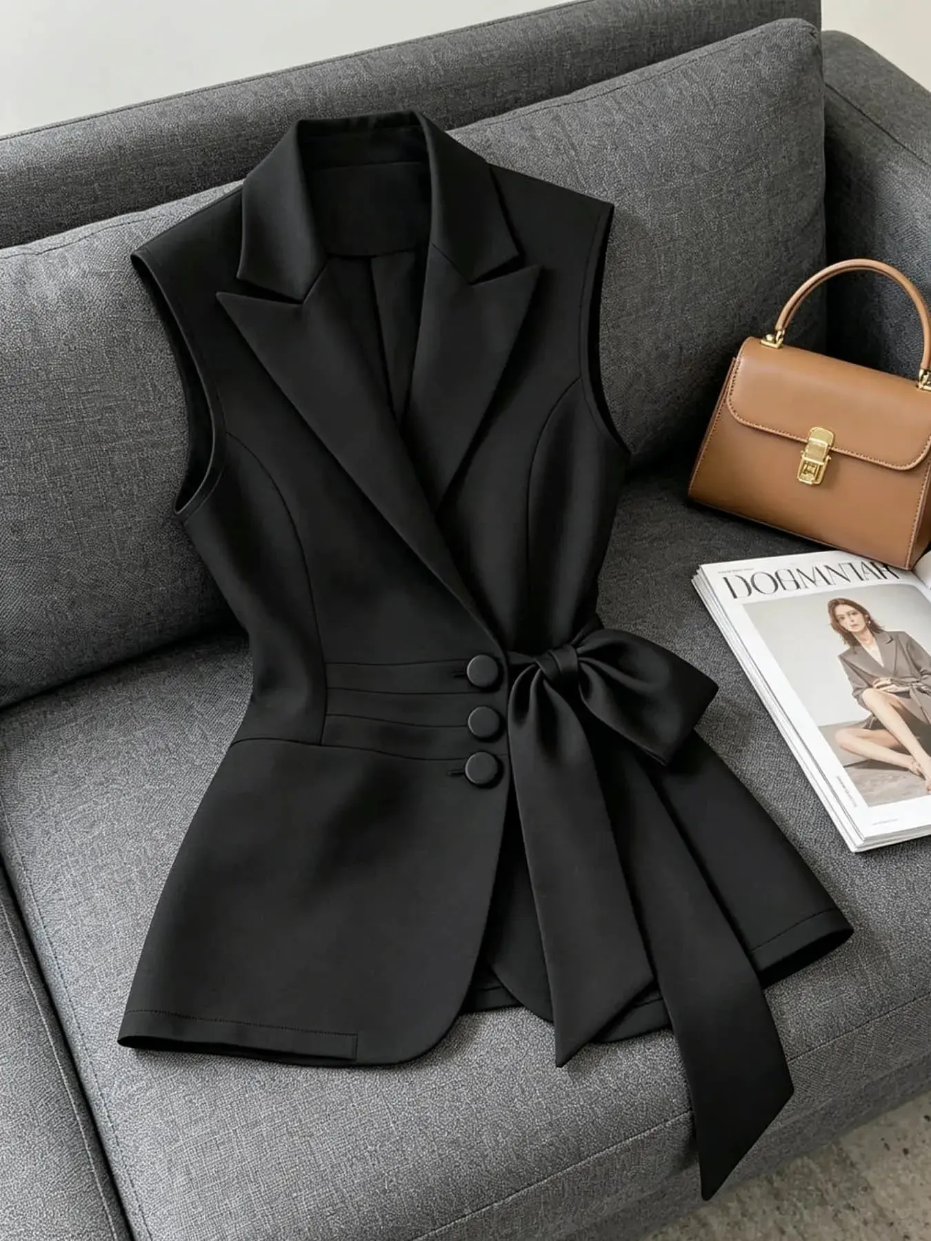 A fashionable women's Hepburn style lapel, waist tie, bow tie, three button suit vest Workwear suitable for summer, suitable for business negotiations, friend gatherings, company annual meetings, top