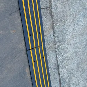 VEVOR Curb Ramp, TikTokShopBlackFriday, 2.6" Rise Rubber Driveway Ramps, Heavy Duty 33069 lbs Weight Capacity Threshold Ramp, Curbside Bridge Ramps for Loading Dock Garage Sidewalk, Expandable Full Ramp Set