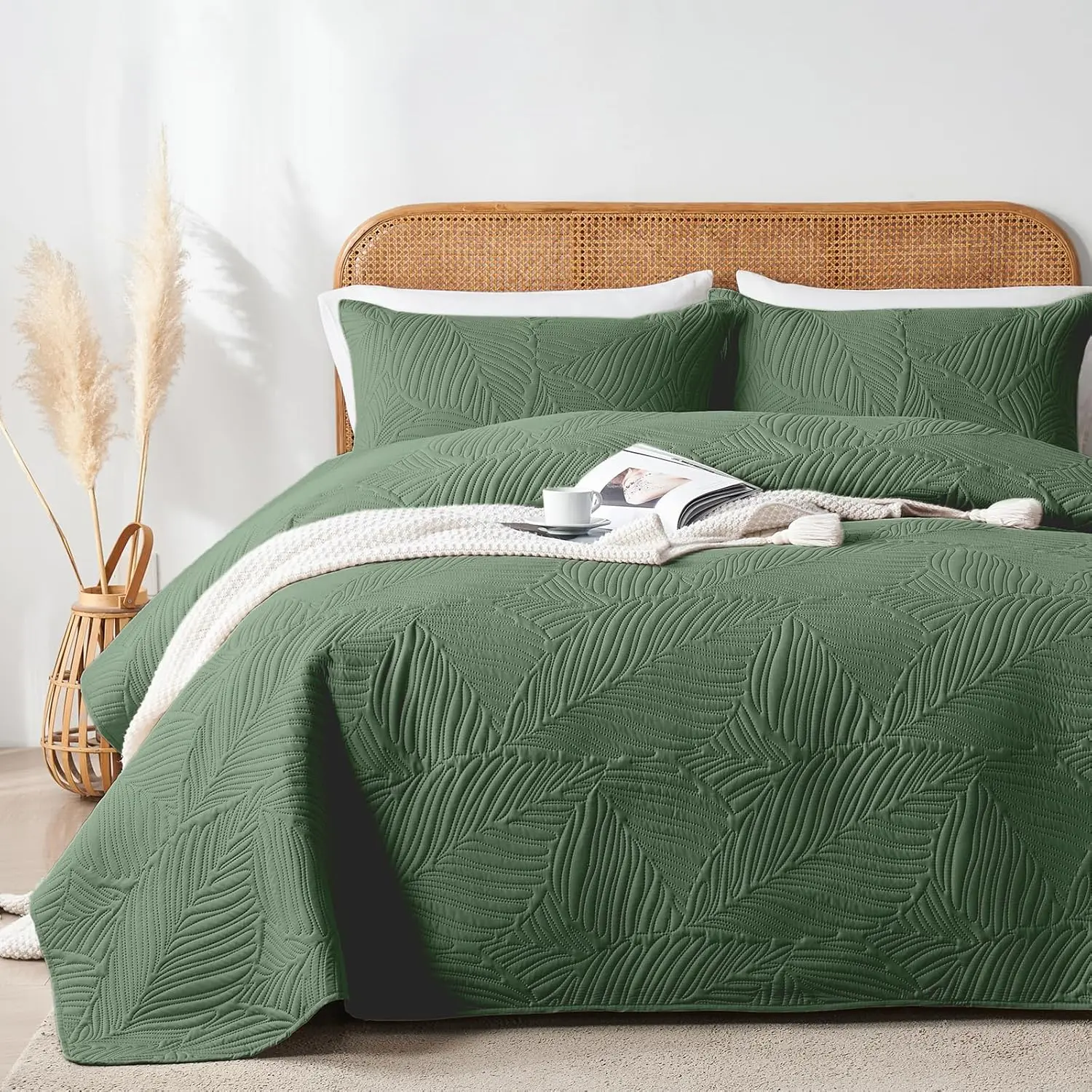 Quilt Bedding Set Soft Lightweight Olive Green Bedspread with Leaf , Microfiber Bed Coverlet Full Size for All Season (1 Quilt, 2 Shams)