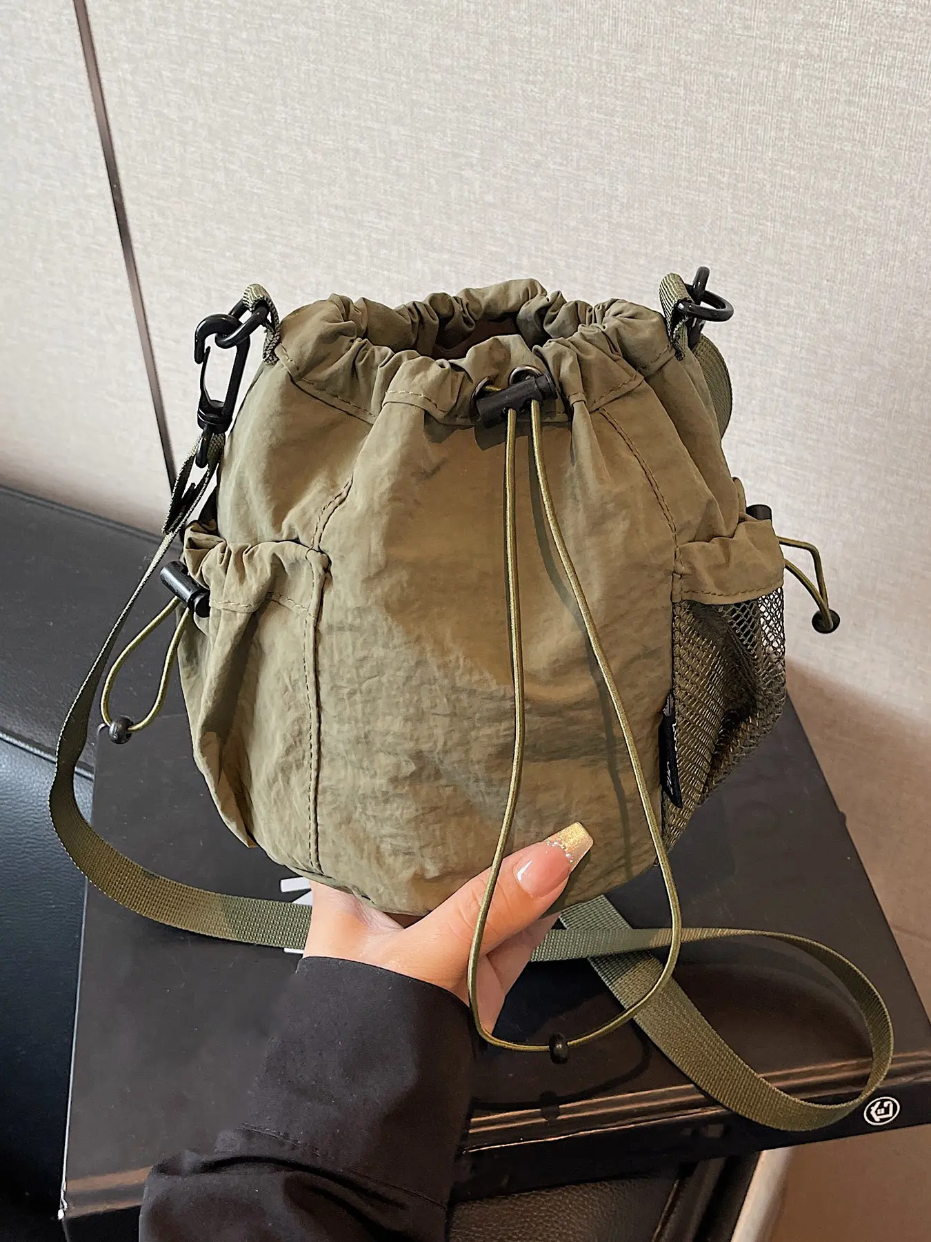Simple and exquisite solid color women's crossbody bag, trendy and niche women's shoulder bag, women's casual backpack Daypack, suitable for daily occasions such as commuting, shopping, dating, parties, etc.
