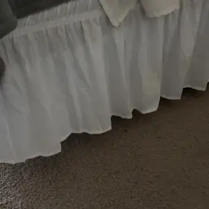 Fitted Bed Skirt for Large Beds, 15-Inch Drop, White Elastic Adjustable Design, Wrinkle-Resistant Fade-Resistant Silky Fabric, Machine Washable Bedroom Bedding #GLOBAL PICKS