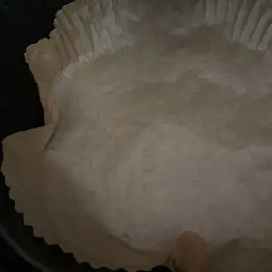 100PCS Air Fryer Paper Liners, unbleached and biodegradable material, disposable non-stick parchment paper for frying, baking, roasting and grilling.