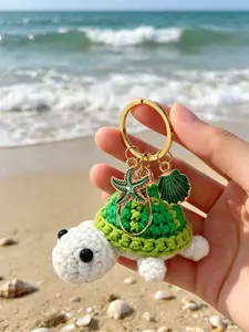 Cute hand-woven turtle keychain decorated with shells and starfish. Made of knitted yarn, unisex design. Perfect charm for backpacks, bags, wallets and earphone cases. Ideal gift for back-to-school and Teacher's Day, also great as car and bag ornament.