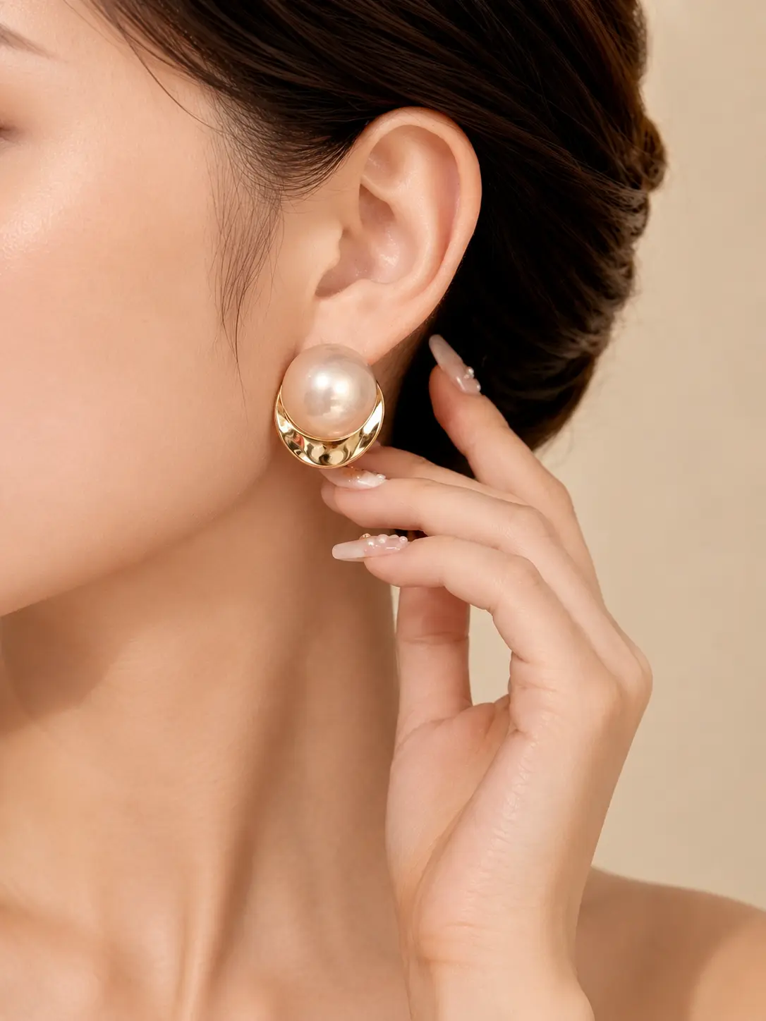Pearl Stud Earrings for Women, Gold Aesthetic Round Disc Statement Jewelry, Lightweight Alloy Design, Easy to Style for Daily Wear, Pearls Earrings, Brunch, Elegant, Female, Choking Hazard Small Parts
