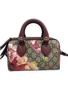 Pre-owned GUCCI GG Supreme coated canvas with leather trim Shoulder Bags GG GG Supreme Blooms Boston Bag Beige/ebony GG Supreme canvas with pink floral print and burgundy leather trim Very Good S014260412005