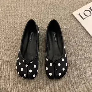 Tabi Flats with Small Knot Detail