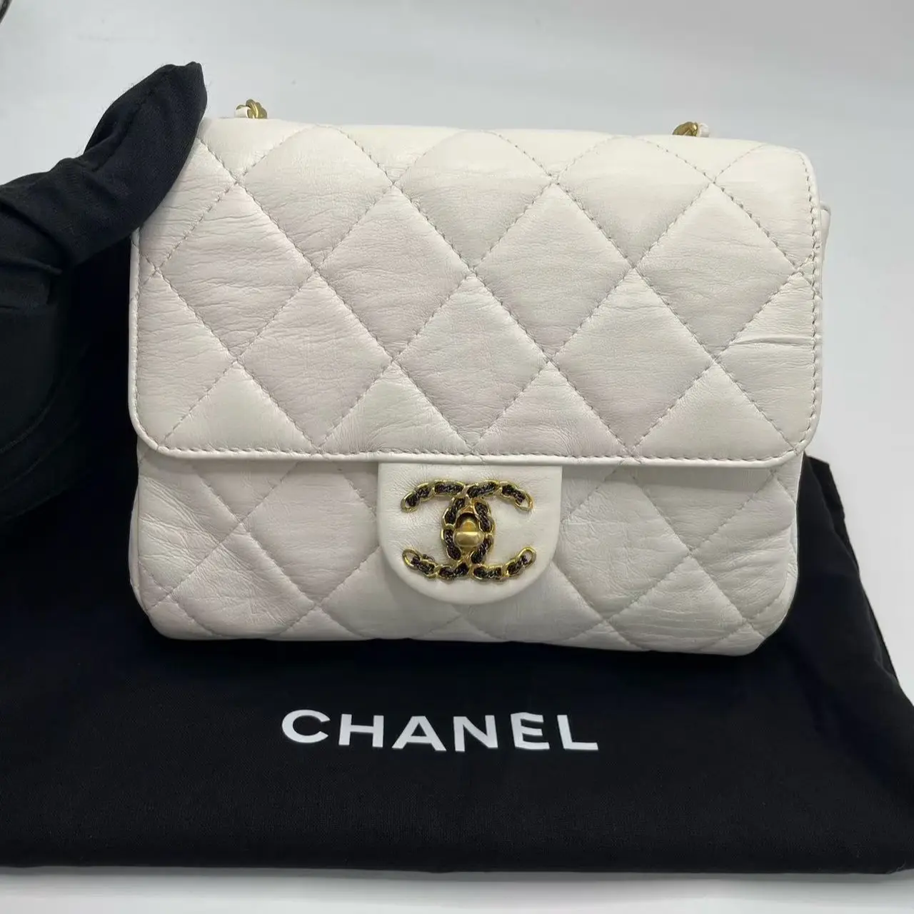 Pre-owned CHANEL 98% New 22C Chip Version White Lambskin Classic Square Flap Crossbody Handbag, Lambskin Shoulder Bag