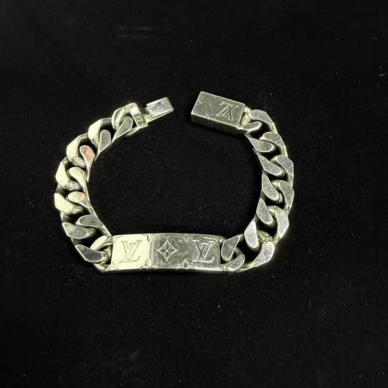 Pre-owned LV Men's Cuban Link Bracelet Cuban Chain Bracelet, Metal Jewelry, Streetwear Accessory, 4 Point Floral Monogram (SZS 03751)