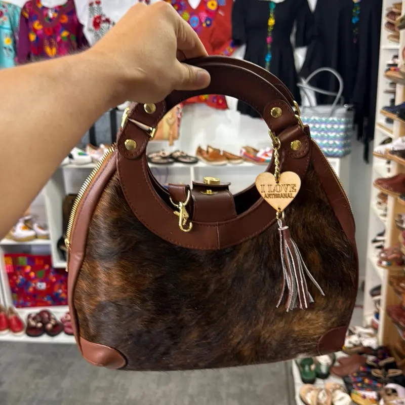 Bolsas de $80 - Mexican Leather Bag Hermosa Bolsa de Piel 100% Ternero with Floral Embroidery & Gold Charm Artisanal Handcrafted Chiapaneco Handbag, bolsa artesanal