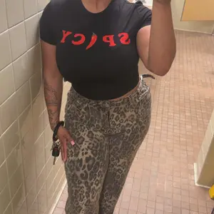 Women's Spicy Letter Print Round Neck Crop Tee, Letter Pattern Top, Graphic Tops, Street Fashion Casual Short Sleeve T-Shirt for Daily Holiday Vacation Outdoor Wear, Ladies Clothes for Summer
