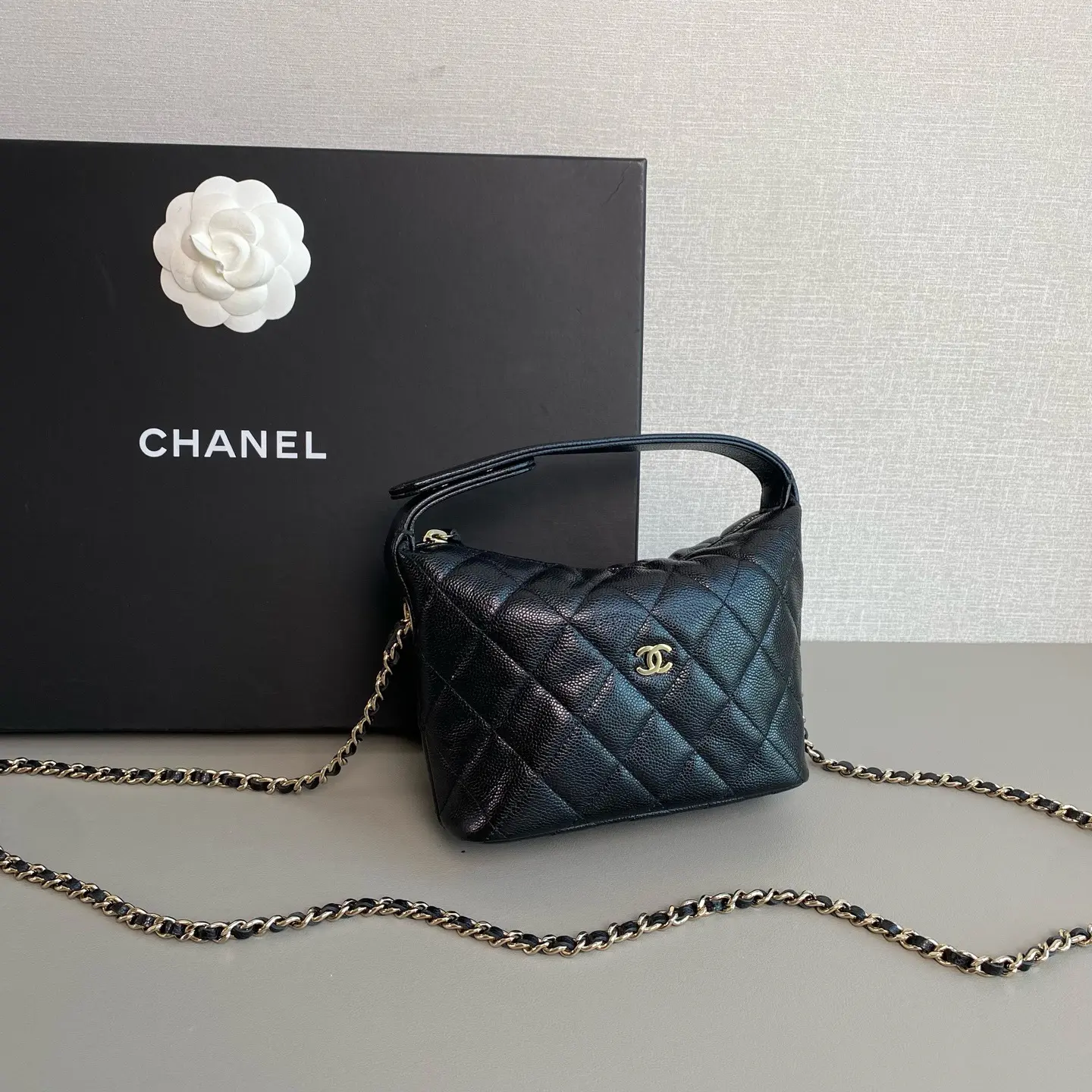 Pre-owned CHANEL 26C Caviar Leather hobo crossbody top handle bag micro chipped 99% new