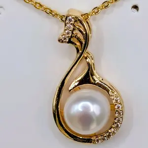 Golden Tide Pearl Necklace with Elegant Gold Chain and Sparkling Accents for a Timeless Look