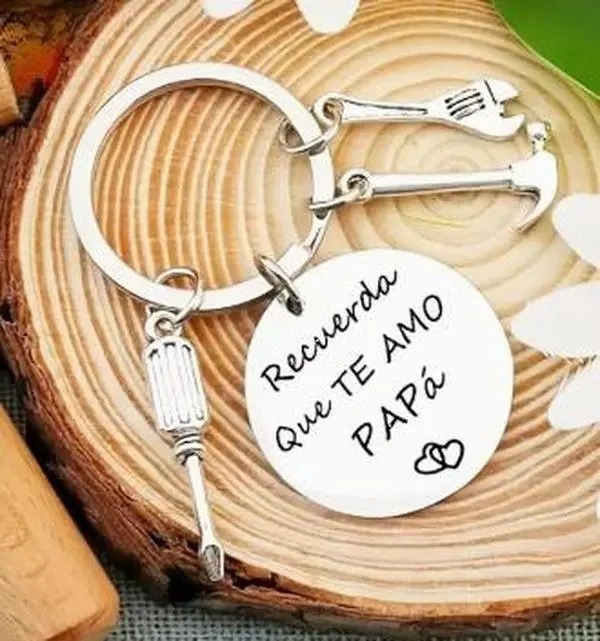 “Recuerda Que Te Amo Papá” Dad Keychain Gift, Stainless Steel Tool Key Ring with Mini Hammer Wrench Screwdriver Design, Personalized Message Card Gift Set for Dad Husband Grandpa, Meaningful Gift for Men