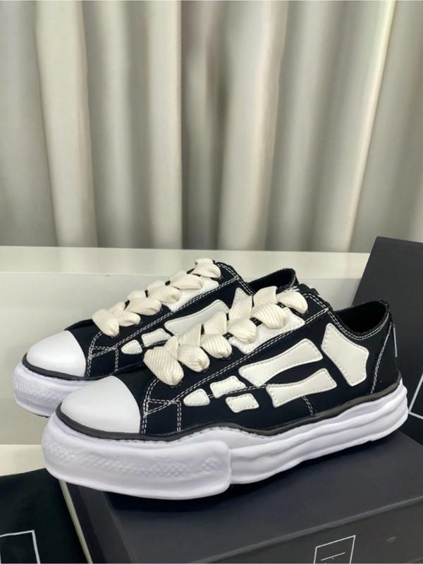 Unisex skate shoes, canvas slip-ons with wrapped soles, stylish low-top sneakers, trendy and comfortable versatile footwear for both men and women, outdoor athletic shoes.