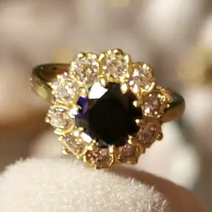 Hermoso Anillo con Piedra Negra en Oro Laminado 14k Elegante y Brillante para Mujer