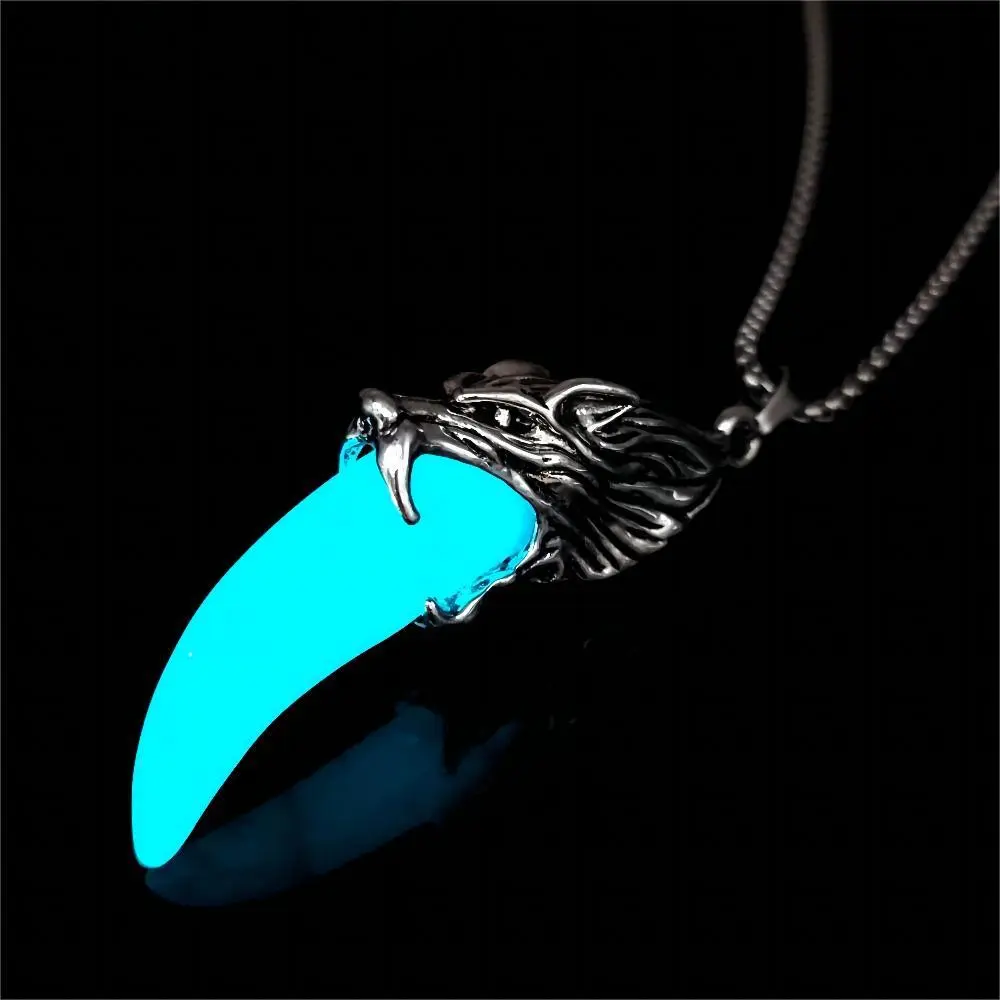 Vintage Punk Glow-in-Dark Wolf Head Pendant Necklace, Fierce Fangs Wolf Totem Stylish Luminous Hip Hop Jewelry for Men