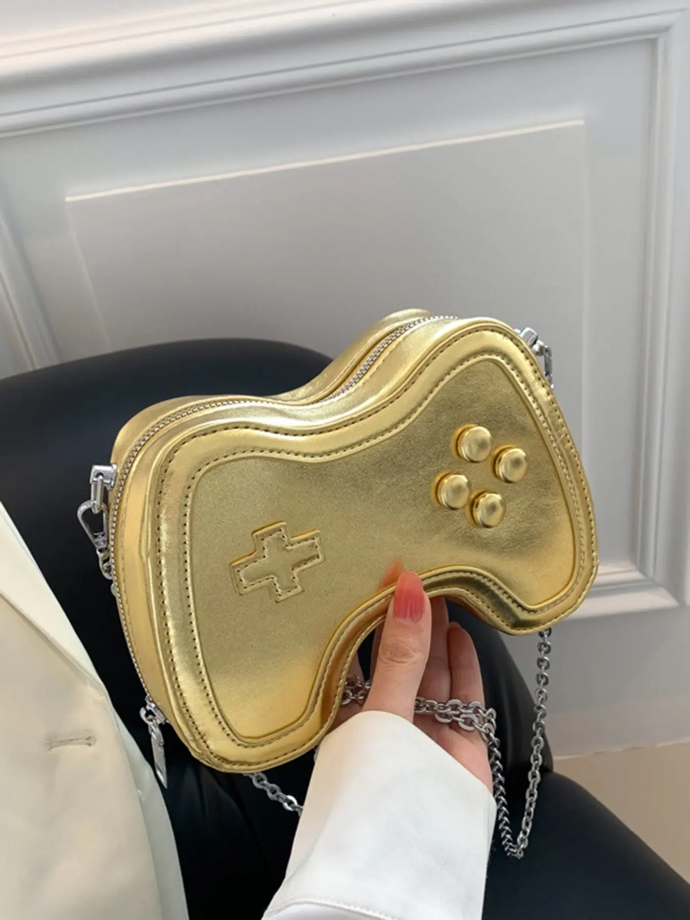 metal gold chain small square bag, Creative design bag, niche woven handle design, Casual Trendy Bag, Fashionable Bag, Crossbody Handbags, versatile woven handle chain crossbody mini bag, can carried by hand crossbody, suitable for daily travel, Bling Bag