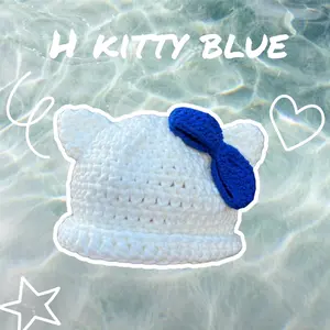 White kitty beanie with blue bow