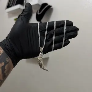 Conjunto Santa Muerte Colmillo Coyote con cadena Cubana 3mm x 24 pulgadas