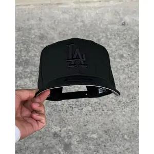 New Era 9FORTY LA Dodgers Fitted Hat full black– LA MLB Baseball Cap, Bold Streetwear Look, Premium Embroidery Detail, Sports Lifestyle Headwear Trend USA