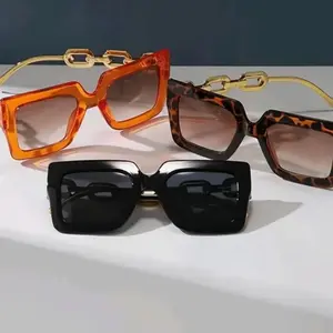 Retro Oversized Fashion Glasses for Women - Vintage-Inspired Chic Frames with Blue Light Blocking Lenses, Golden-Tone Hinges