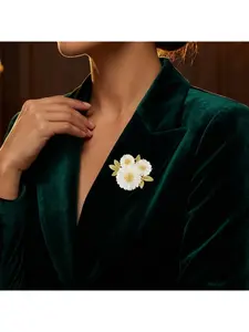 Charming Daisy Brooch, Unique Personality Pin, Elegant Lapel Flower, Perfect for Cardigans, Small Fresh Literary Aesthetic Accessory