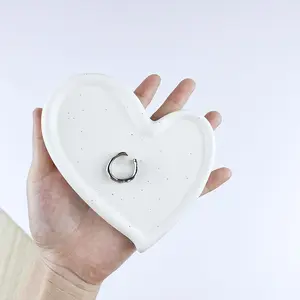 Modern Creative Oval Ceramic Jewelry Tray, Irregular Heart Pattern, Multi-Functional Storage Rack, Suitable for Rings, Earrings, Perfume, Keys