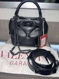 Pre-owned Valentino Nappa leather Shoulder Bags Roman Stud Medium Shoulder Bag Black