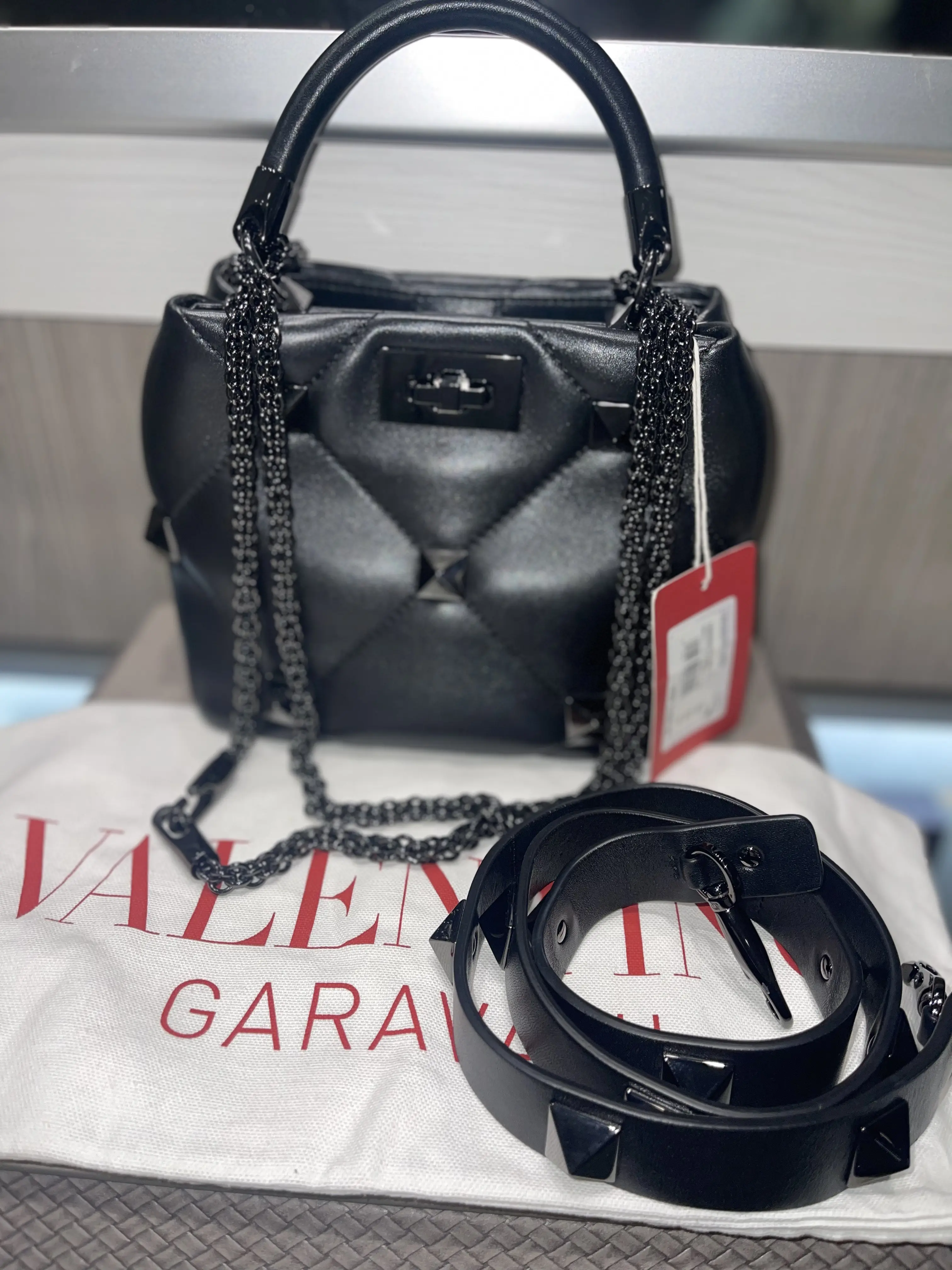 Pre-owned Valentino Nappa leather Shoulder Bags Roman Stud Medium Shoulder Bag Black