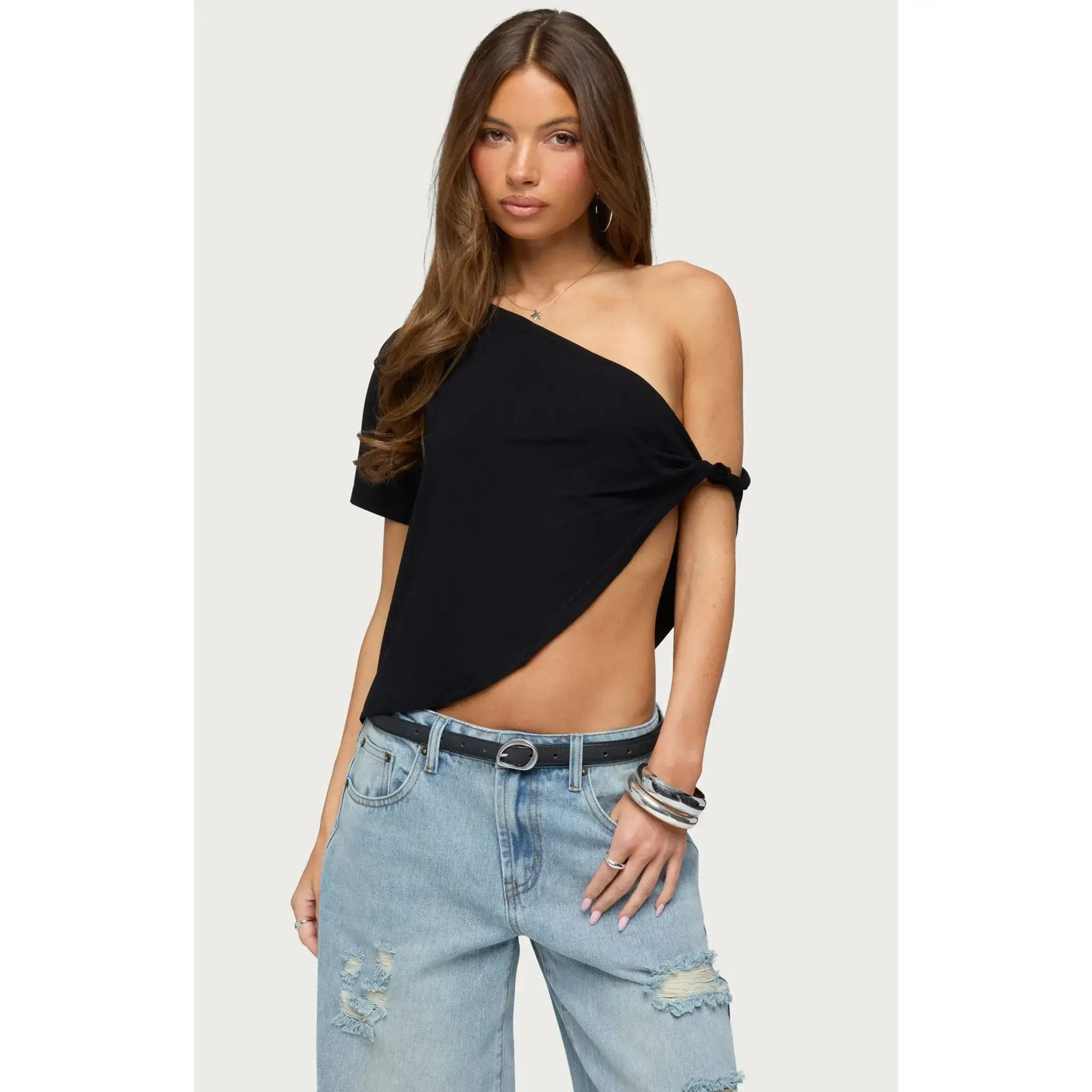 Edikted Women's Asymmetric Twisted Off-The-Shoulder Top