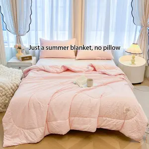 A fluffy, powder-white checkered summer quilt with a soft, plush texture that feels gentle against the skin. This lightweight summer quilt is perfect for use in summer bedrooms, offices, on beds, in living rooms, and for relaxing at home
