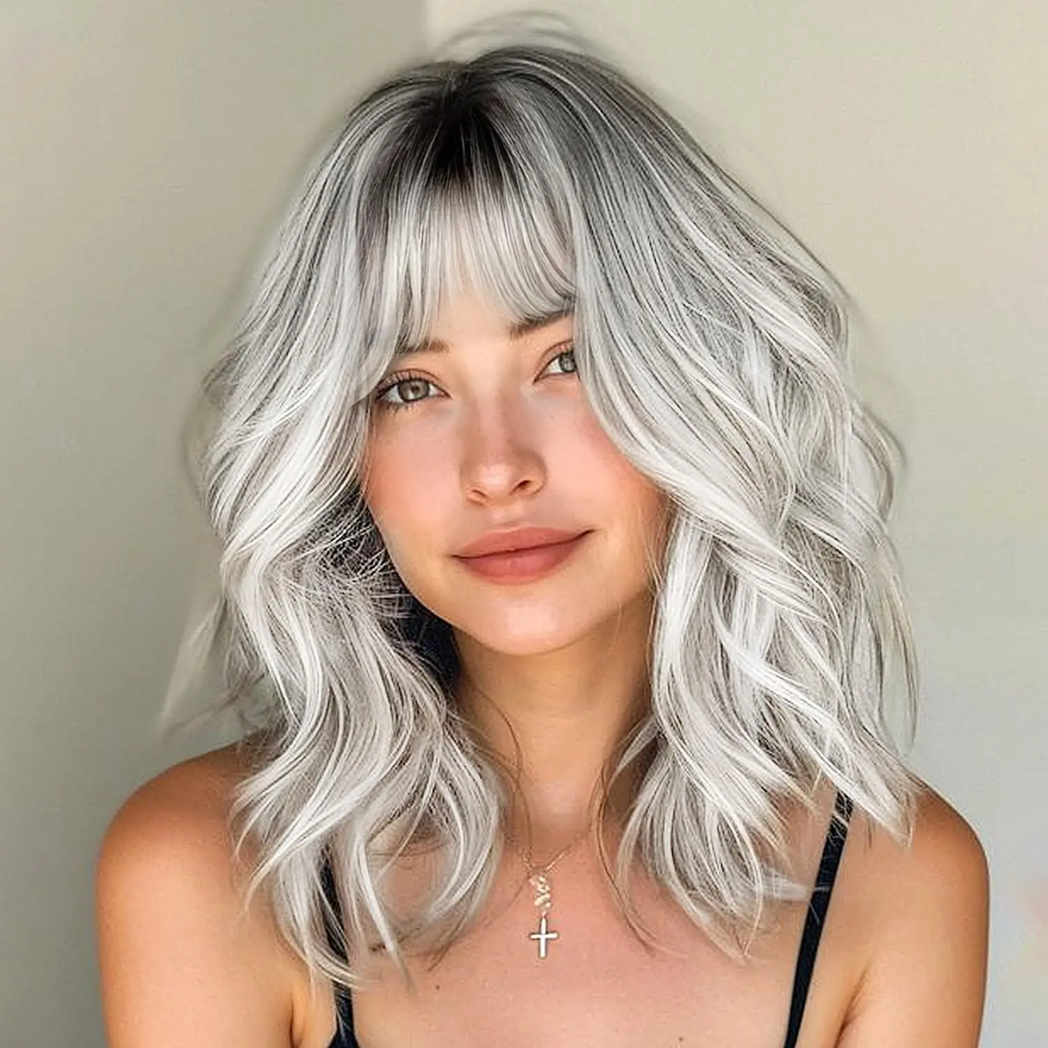 Short White Silver Wig with Bangs Ombre Grey Wigs for Women Girls Wavy Bob Wig Shoulder Length Synthetic Hair Dark Roots Wig for Halloween Cosplay Party Daily