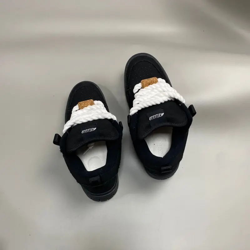 Black and white ribbon, thick rope shoelaces, bread shoes, niche design, thick soled skateboard shoes, American street style, trendy casual sports shoes