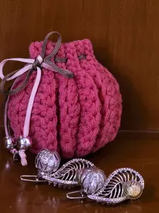 Handmade Crochet Pear Shape Drawstring Storage Bag, Polyester Earphone Pouch, Jewelry Case, Cute and Durable, Ideal for Daily Use