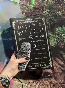 Psychic Witch: A Metaphysical Guide to Meditation, Magick & Manifestation (Mat Auryn's Psychic Witch, 1)