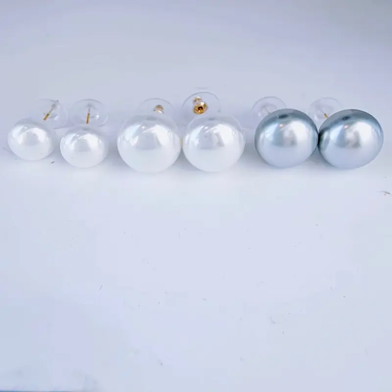 Maite Jewelry.                                                 Aretes Perla Dos colores gris y blanco , dos tallas 12mm y 15mm elegantes