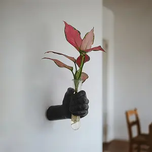1 piece of artistic handheld wall-mounted designer creative vase that mimics human hands, suitable for hydroponic plants in restaurants and hotels, aesthetic room decoration, small home flower pot