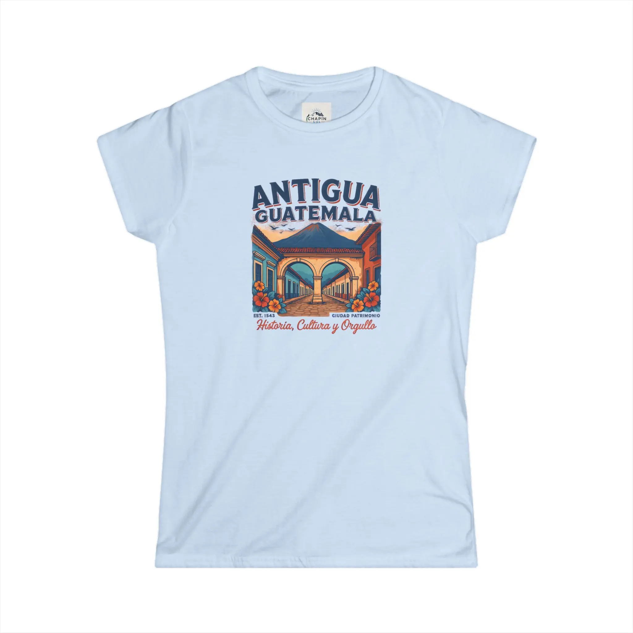 Camiseta de Antigua, Guatemala. El diseño frontal plasma los arcos coloniales de la ciudad, el horizonte enmarcado por volcanes y los cálidos tonos terracota: una tranquila postal que puedes llevar puesta.