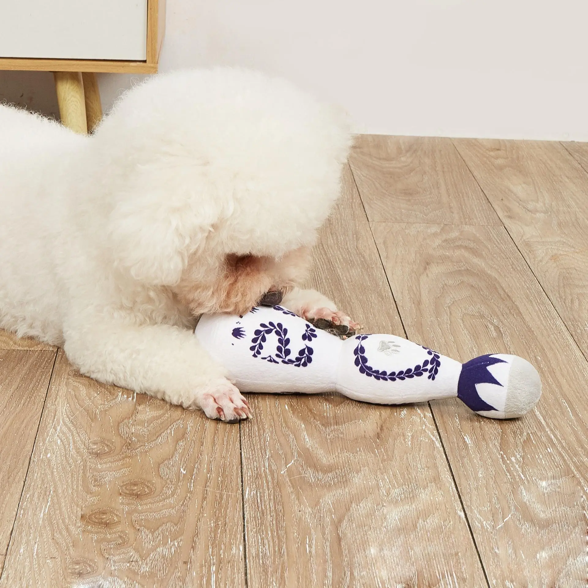 Blue and White Porcelain Wine Bottle Shape Pet Chew Toy, Pet Squeaky Plush Toy, Pet Interactive Toy, Dog & Cat Accessories, Dog & Cat Toys