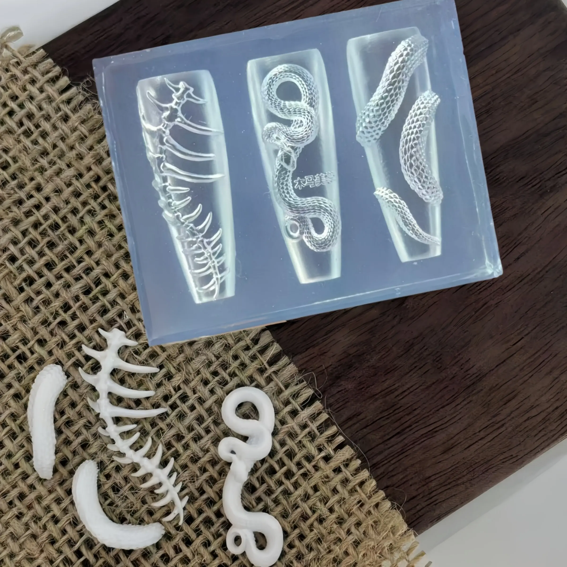 Dark Style Snake Bone Silicone Nail Mold, Transparent 3D Dragon Tongue Design, Nail Art Template with Rhinestones, Easy to Use, Nail Decoration, Nail Designs, Nail Art Tools, Nail Art Supplies, Elegant Rhinestone Decorated, Nail Art Products