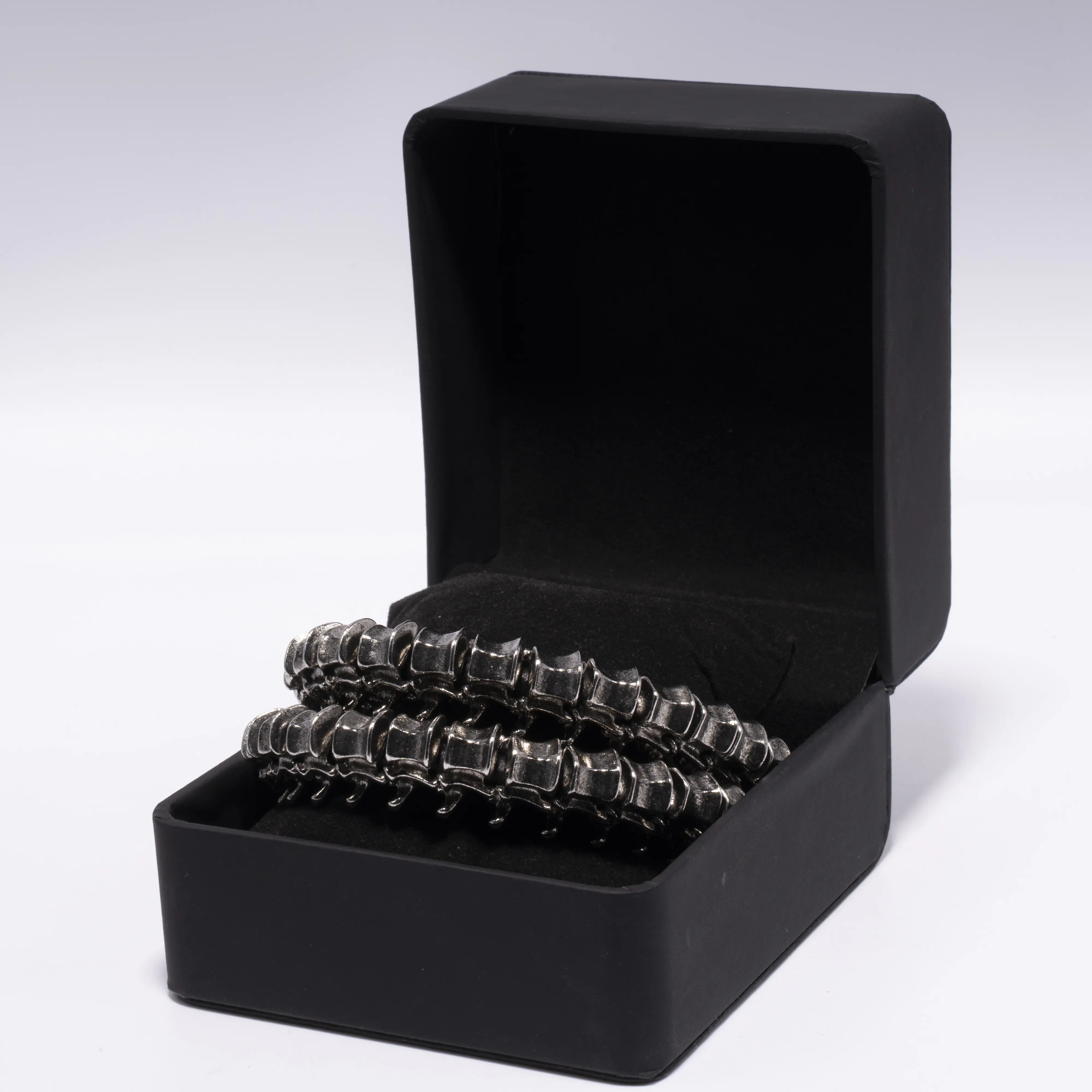 Hodao titanium alloy spine-shaped necklace, personalizedcreative necklace, Gothic style bracelet punk style creativenecklace,fashionable items for gatherings and shopping