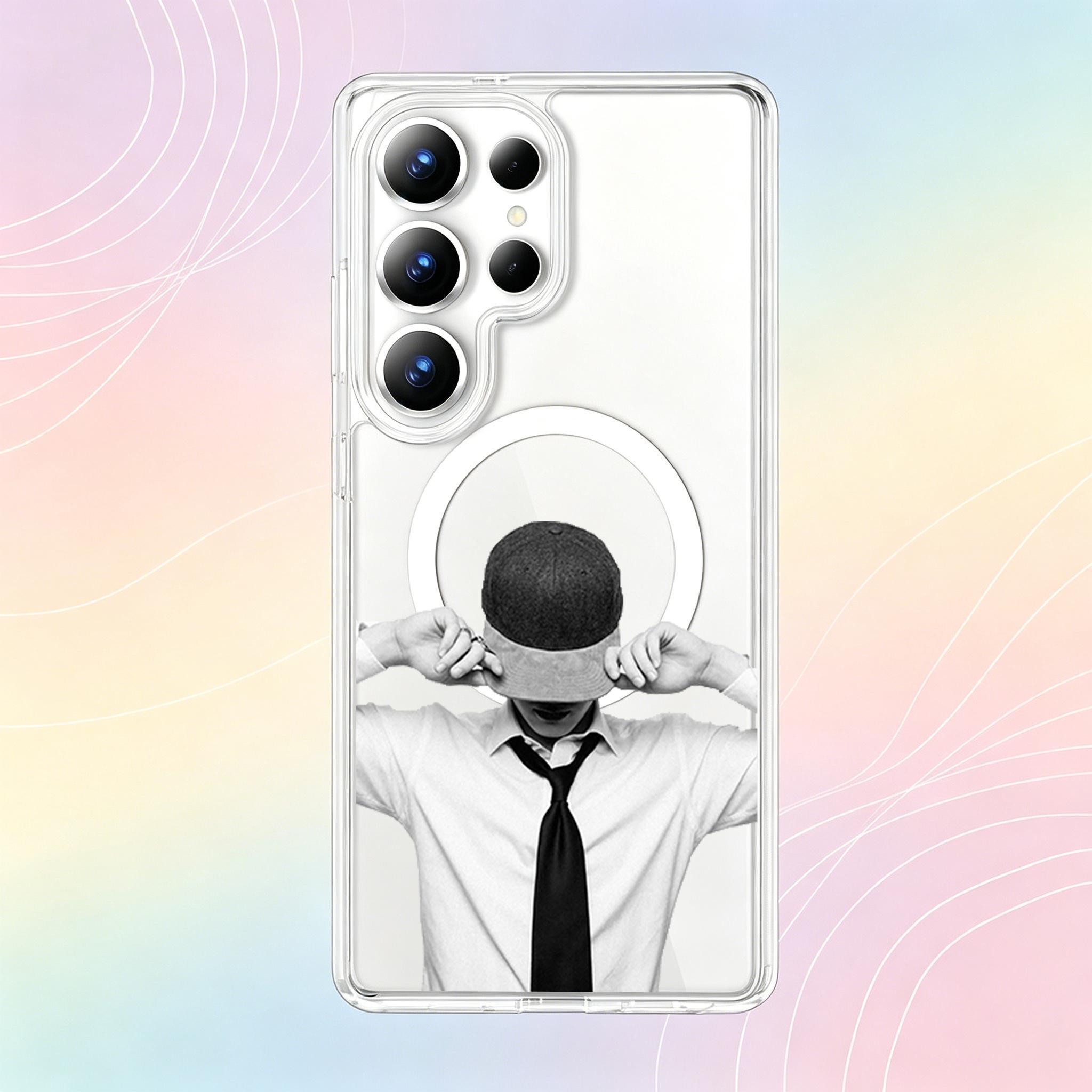Retro-style phone case –  magnetic protective case. This K-Pop concert-themed product features a retro black and white aesthetic and an artistic boy band design, specially created for ARMYs. (Compatible with all Samsung models)
